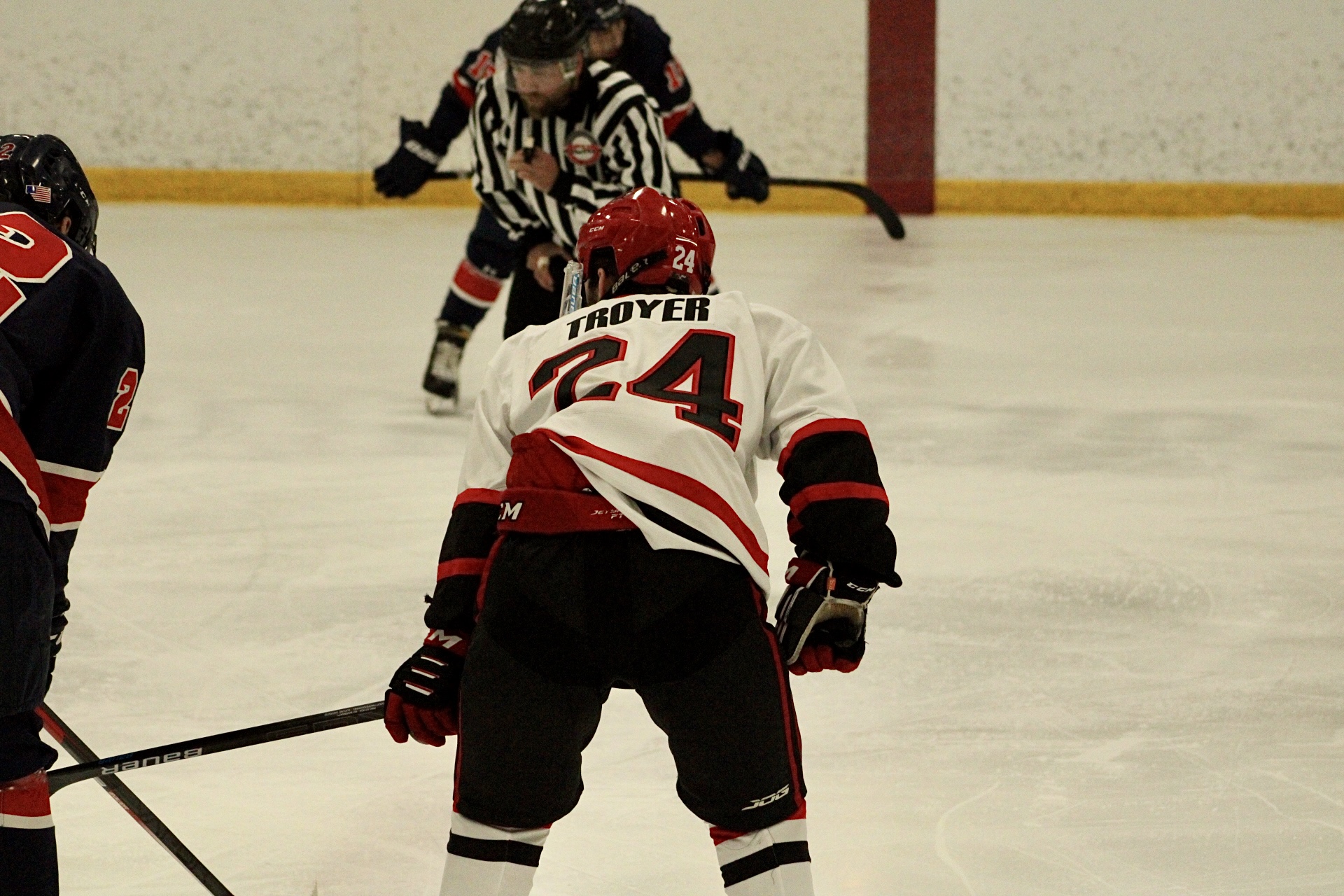 Men's Hockey falls in series opener against Wolverines