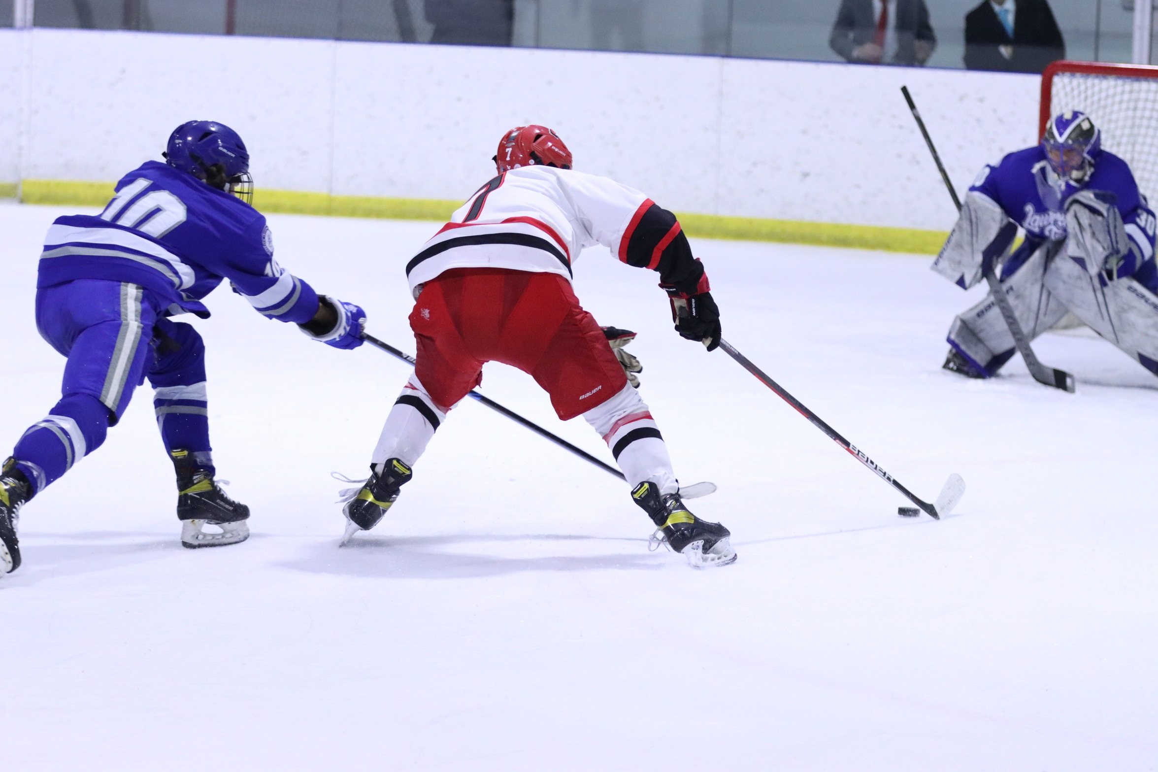 Men's Hockey splits weekend with Duquesne