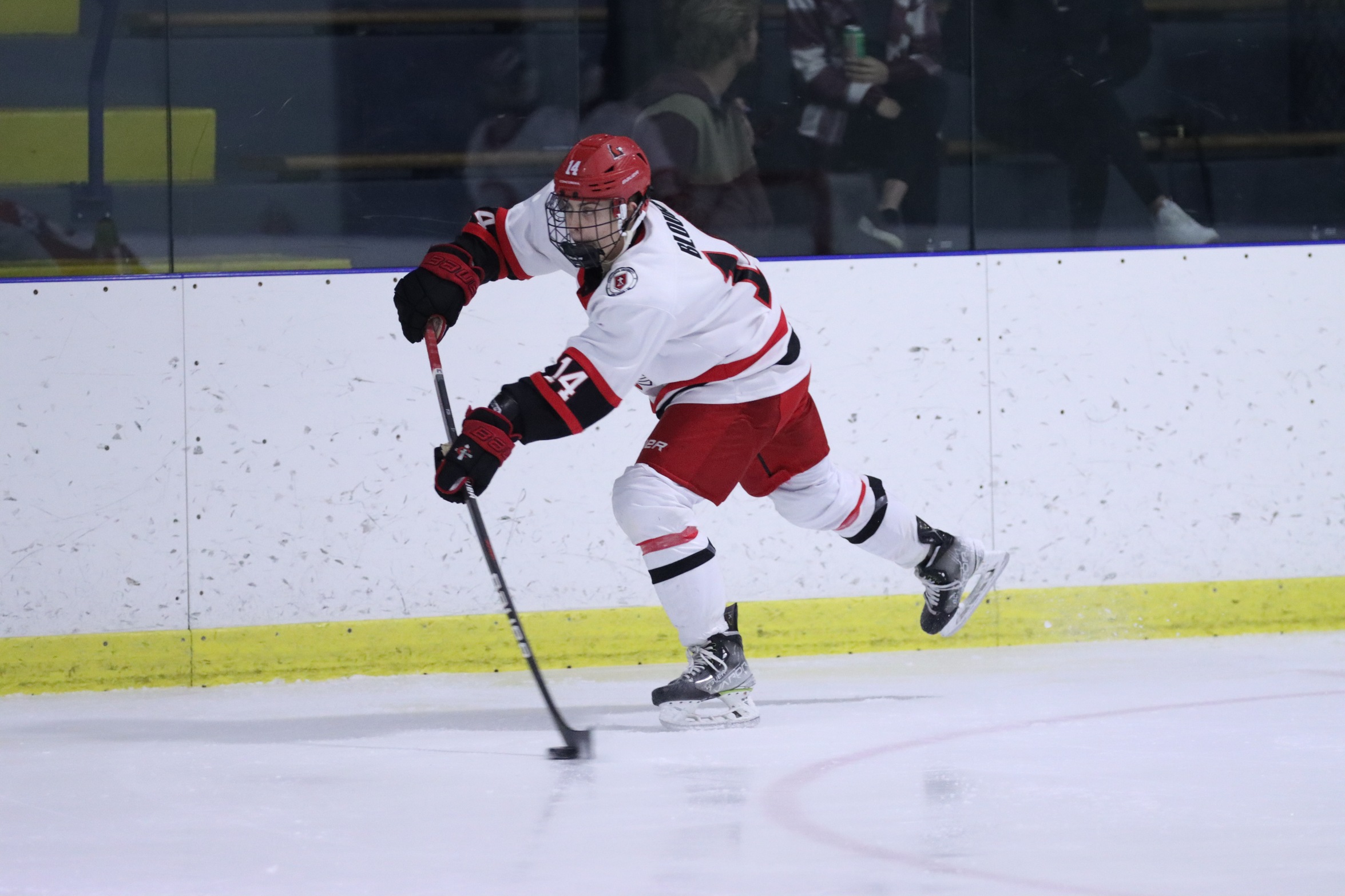 Men's Hockey scores 8 goals to secure sweep of Warriors