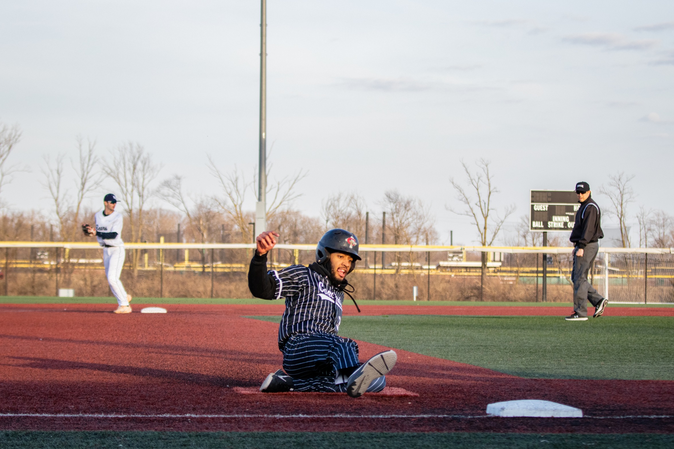 Baseball falls to 11th ranked St. Thomas; defeats St. Francis (Ill.)