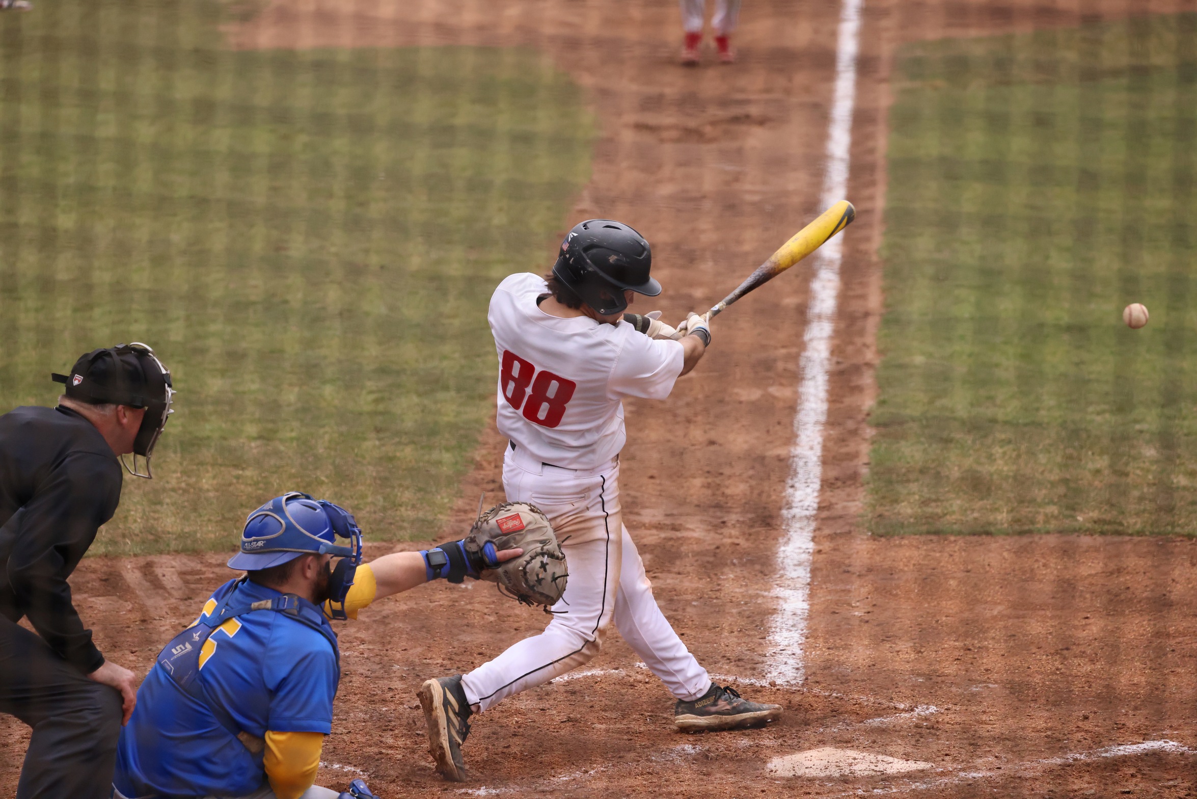 Baseball extends winning streak to 16 with sweep against the Trolls