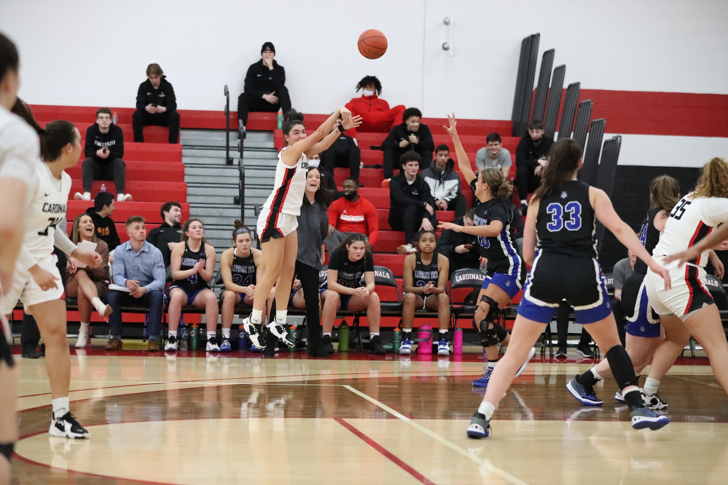 Women's Basketball outlasts Aquinas 45-40