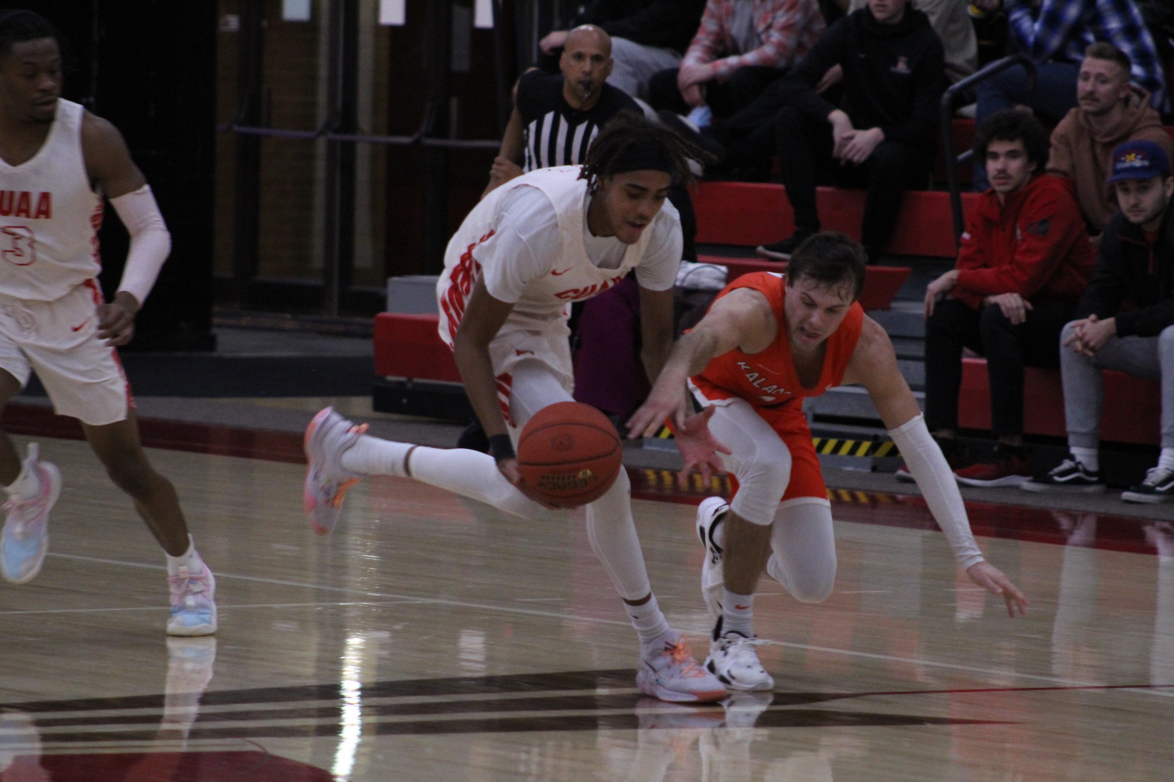 Men's Basketball defeats Kalamazoo College 92-78