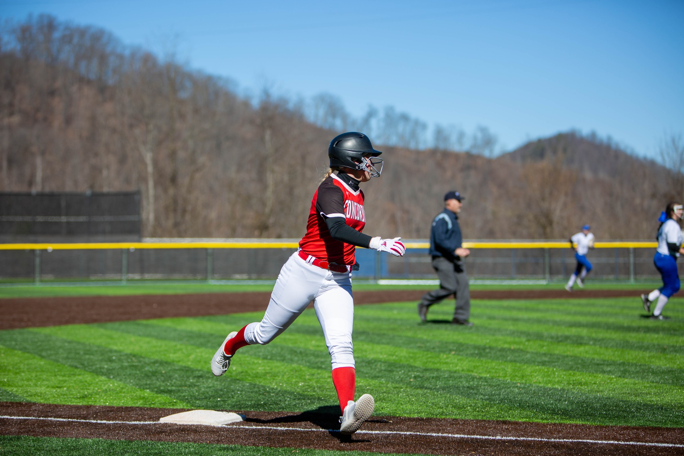 Softball picks up the sweep against Trojans and Golden Bears