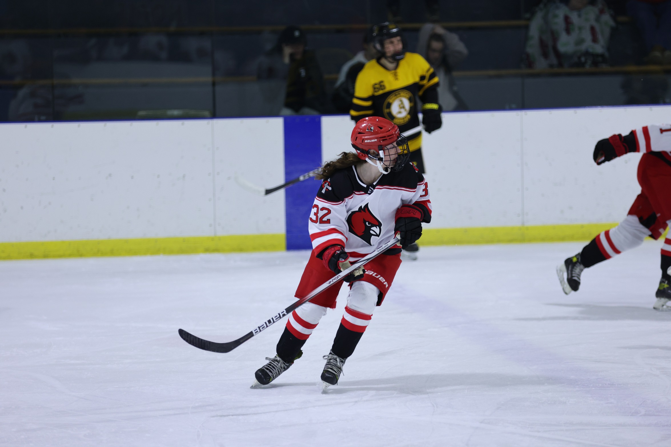Minutewomen surge late to come back against Women's Hockey