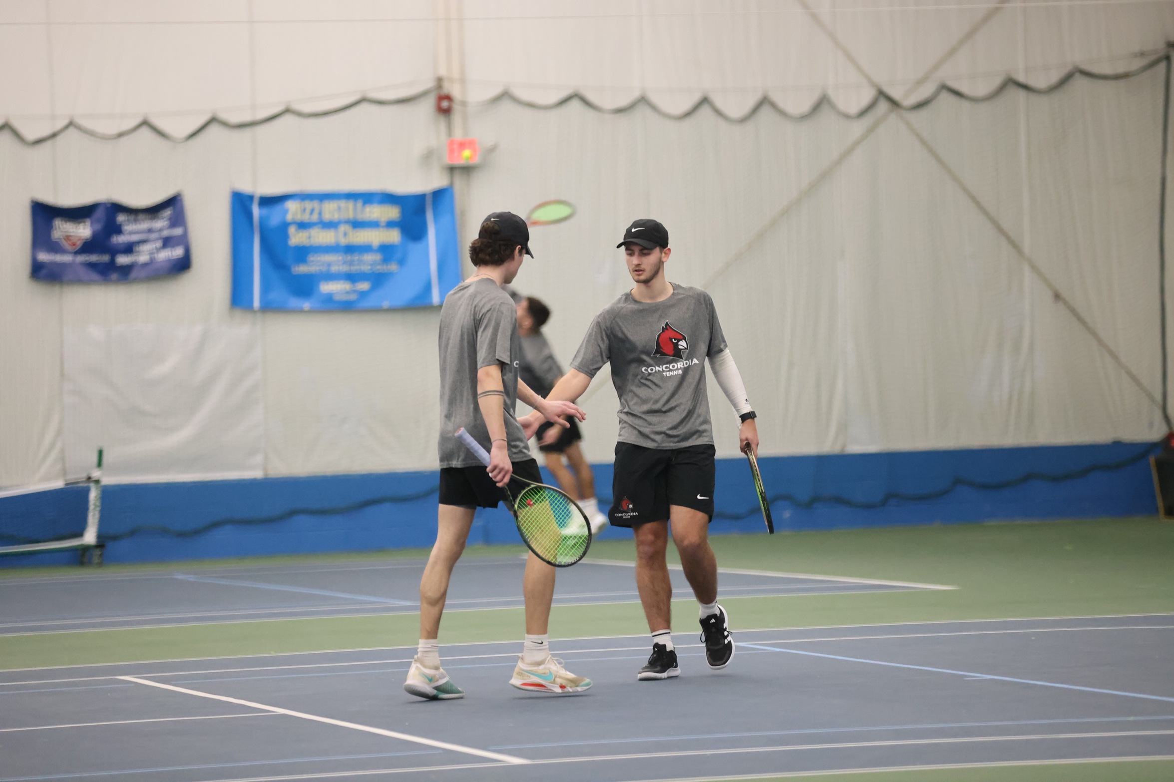 Men's Tennis takes down Manchester 6-1